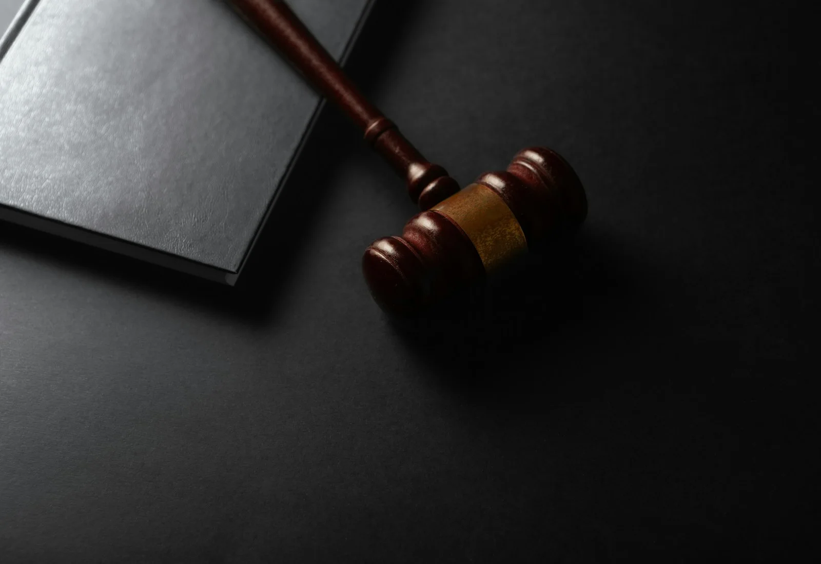 法律书籍与法槌呈现网络名誉和肖像权边界的现有图片